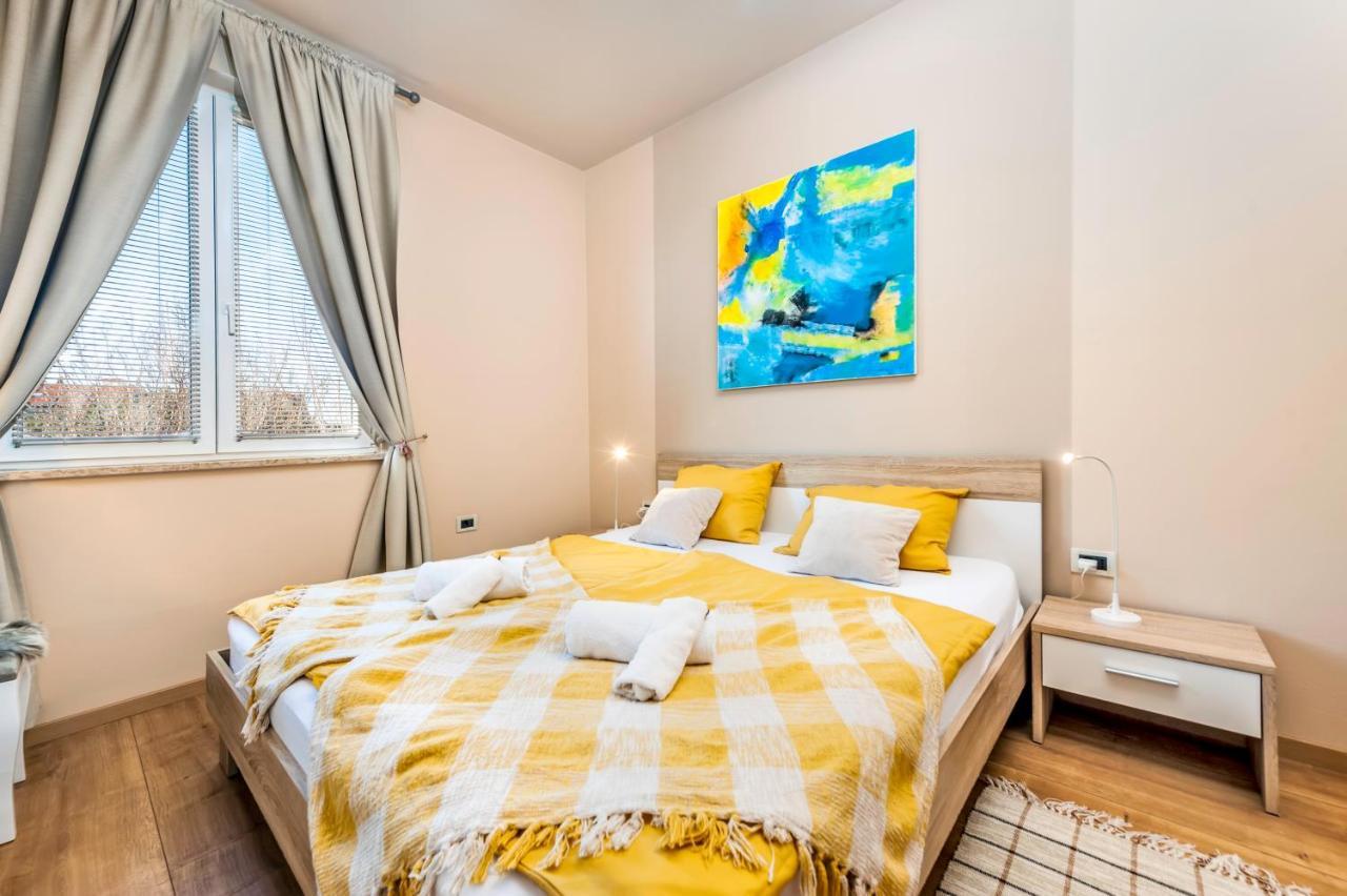 Room And Apartments Antea Rovinj Bagian luar foto