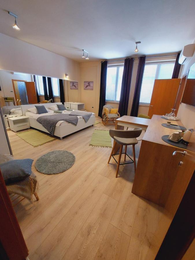 Room And Apartments Antea Rovinj Bagian luar foto