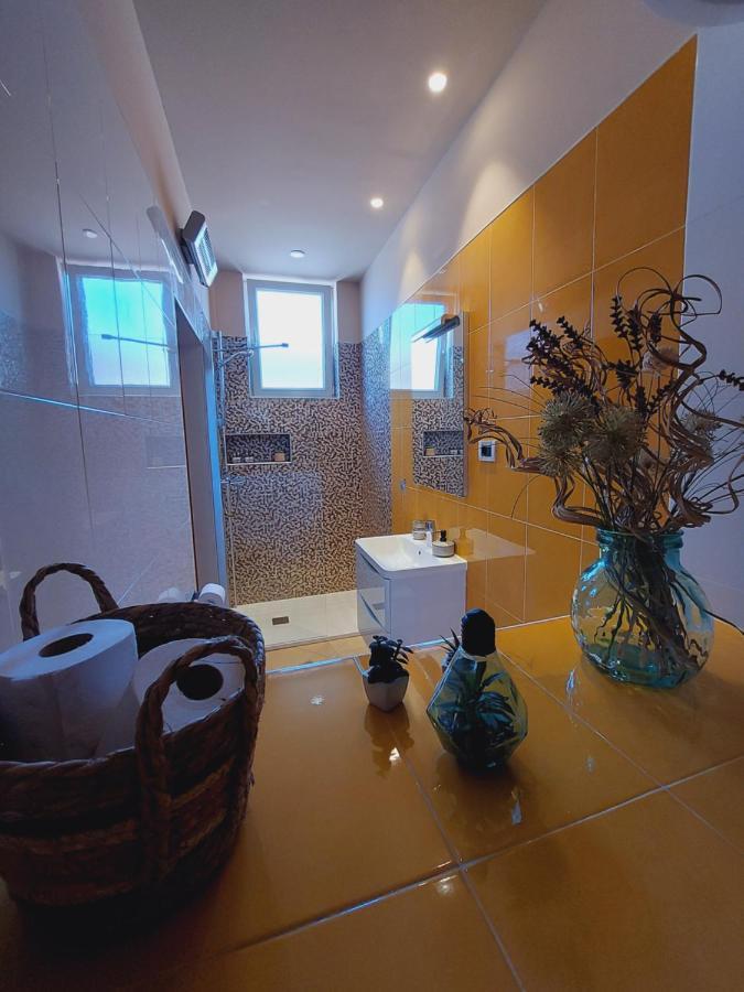 Room And Apartments Antea Rovinj Bagian luar foto