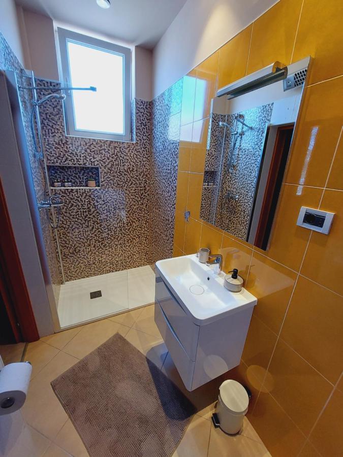 Room And Apartments Antea Rovinj Bagian luar foto