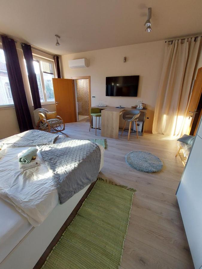 Room And Apartments Antea Rovinj Bagian luar foto